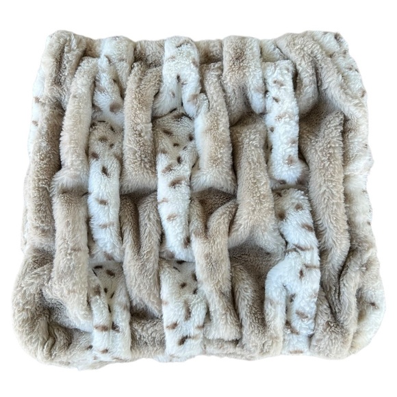 Soft Surroundings La Parisienne Faux Fur Accent Pillow Cover Snow Leopard 18x18 - Picture 3 of 9